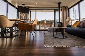 Smart TV, fireplace