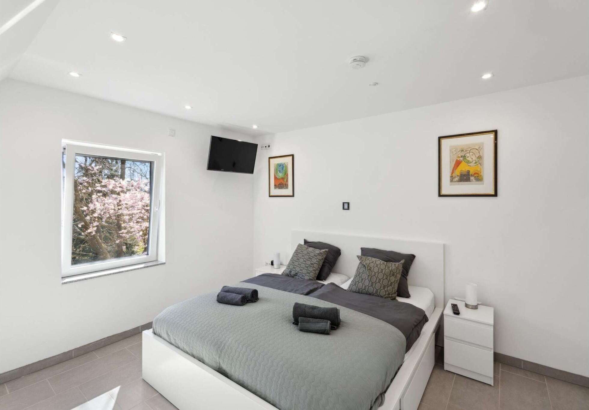 2 bedrooms, travel crib, free WiFi