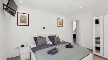 2 bedrooms, travel cot, free WiFi