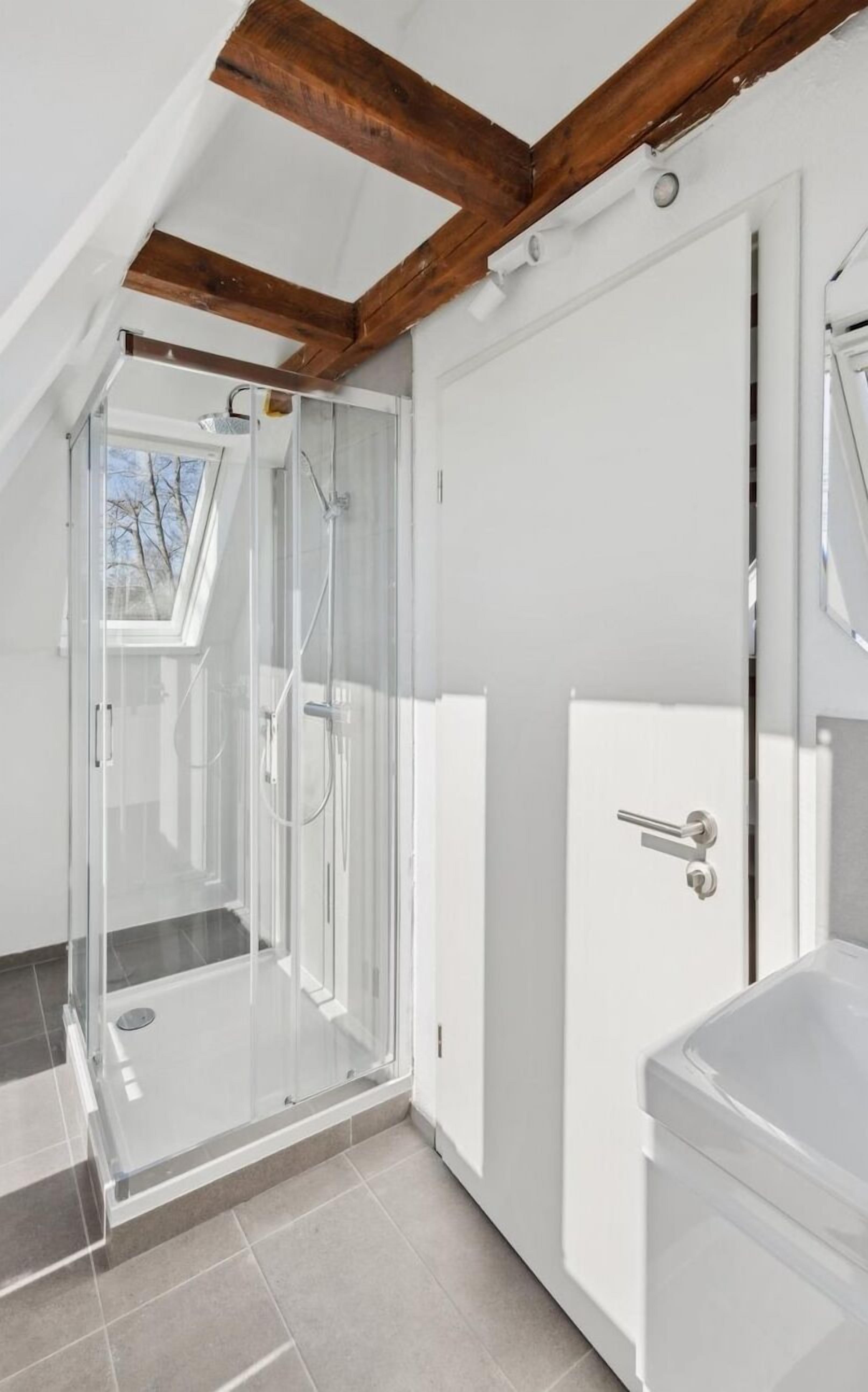 Suihku, hiustenkuivaaja