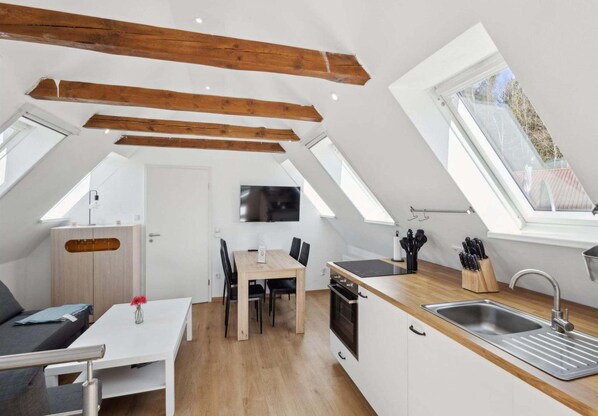 Réfrigérateur, plaque de cuisson, lave-vaisselle, cafetière/bouilloire