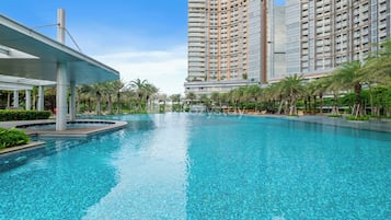 Kolam renang indoor dan kolam renang outdoor