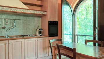 Fridge, oven, stovetop, coffee/tea maker