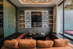 Grand Suite Private Pool | Area keluarga | TV layar datar
