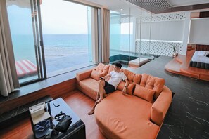 Minibar con artículos gratuitos y caja de seguridad en la habitación 