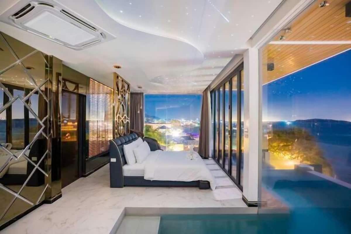 Minibar con artículos gratuitos, caja fuerte, decoración individual