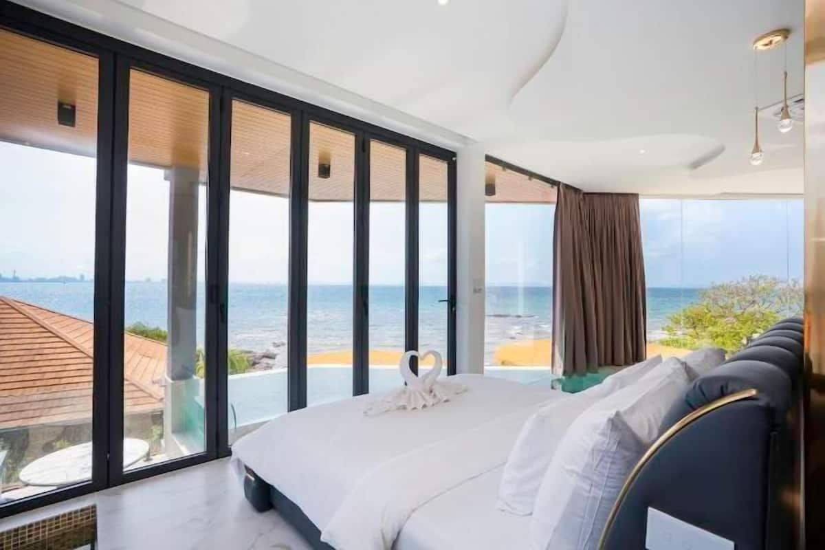 Minibar con artículos gratuitos, caja fuerte, decoración individual