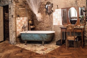 Hair dryer, towels, soap, toilet paper - Poetic Studio with Garden (Berlin)