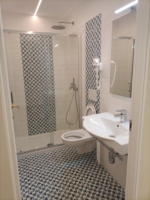 Dusche, Haartrockner, Bidet, Handtücher