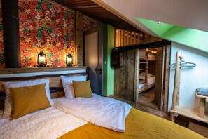 3 slaapkamers, een bureau, een strijkplank/strijkijzer, reisbedje