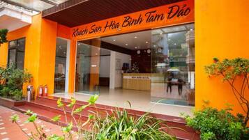 Vista frontal de la propiedad