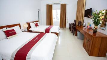 Habitación cuádruple Deluxe | Escritorio, cortinas blackout, wifi gratis y ropa de cama