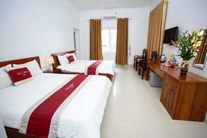Habitación cuádruple Deluxe | Escritorio, cortinas blackout, wifi gratis y ropa de cama 