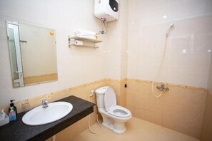 Regadera, amenidades de baño gratuitas, pantuflas, bidet 