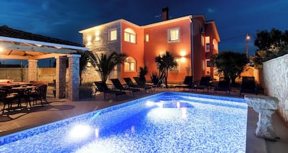 Villa Tina Pula, Šišan, 3.8km from beach, modern mediterranean, pool, grill