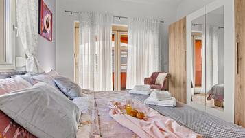 5 bedrooms, iron/ironing board, WiFi, bed sheets