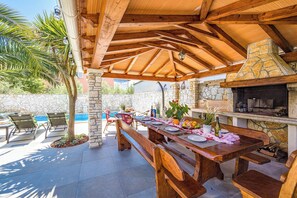 Outdoor dining - Villa Tina Pula, Šišan, 3.8km from beach, modern mediterranean, pool, grill (Šišan)