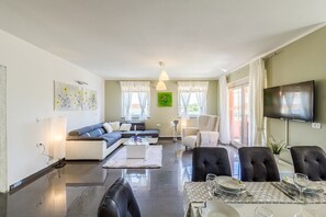Smart TV - Villa Tina Pula, Šišan, 3.8km from beach, modern mediterranean, pool, grill (Šišan)