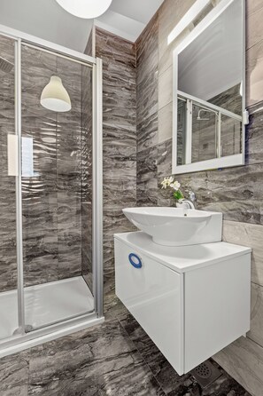 Ducha, secador de pelo, bidet, toallas