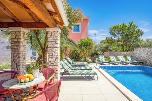 Villa Tina Pula, Šišan, 3.8km from beach, modern mediterranean, pool, grill