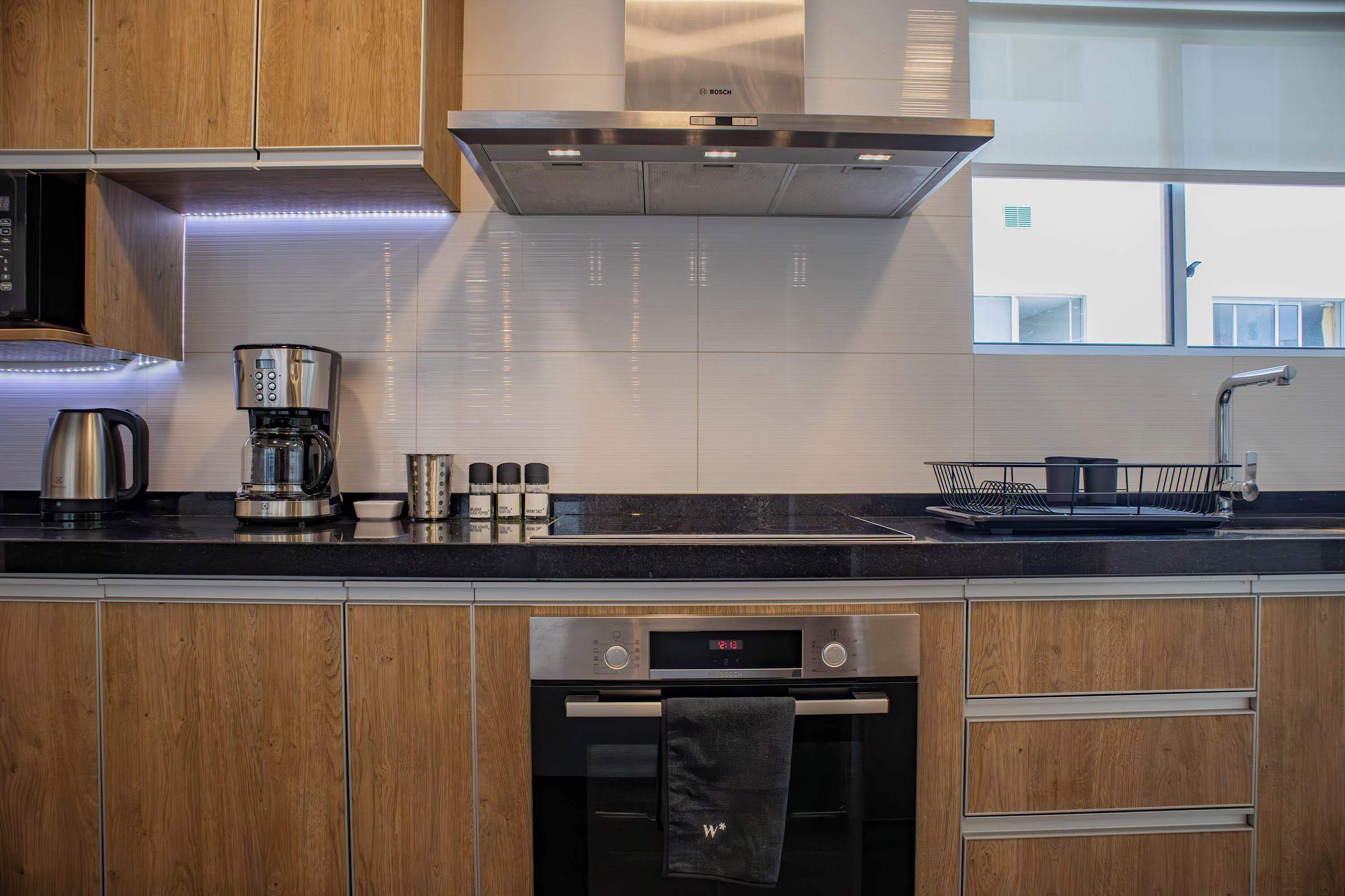 Kühlschrank, Mikrowelle, Ofen, Herdplatte