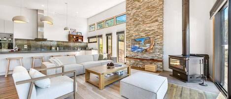 Televisión y chimenea