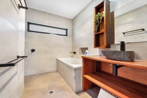 Douche, sèche-cheveux, serviettes fournies