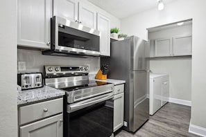 Fridge, microwave, oven, stovetop - I015 –World Cup Stay - 18 min to AT&T - Sleeps 4 - Public Transit (Irving)