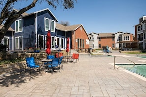 A patio area with outdoor seating and a pool. - I015 –World Cup Stay - 18 min to AT&T - Sleeps 4 - Public Transit (Irving)