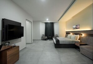 Habitación económica, balcón, vistas a la ciudad | 1 dormitorio, escritorio, espacio para trabajar con un portátil