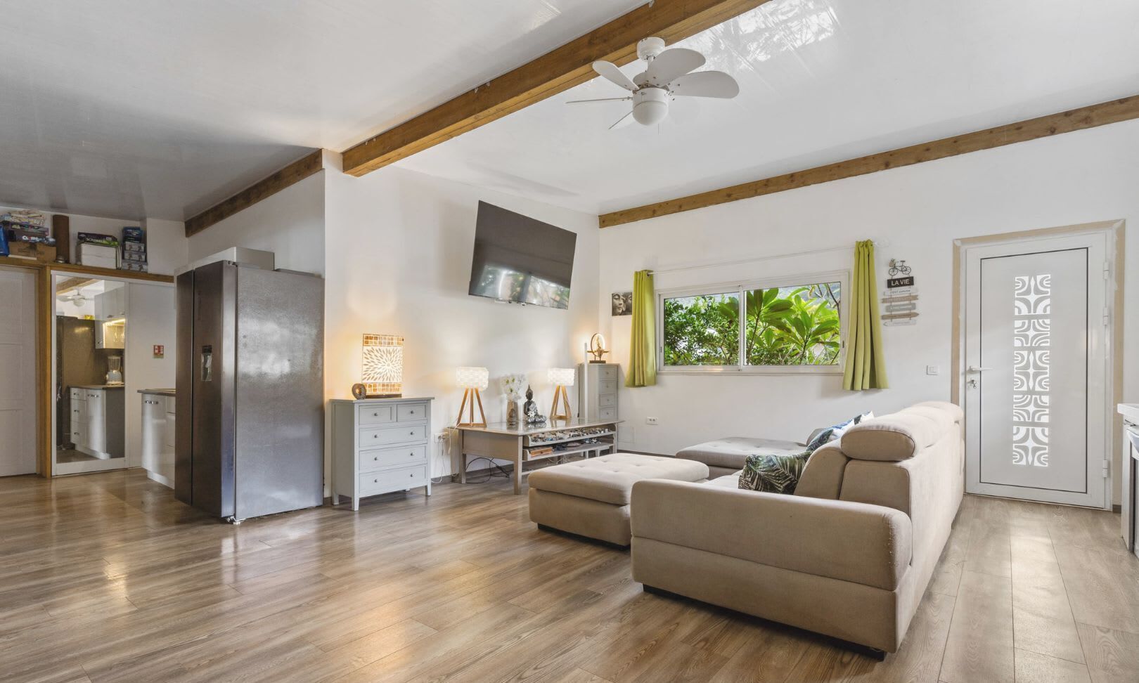 Een televisie en een kantoor