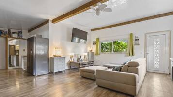 Een televisie en een kantoor