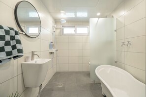Kamar Quadruple | Kamar mandi | Pengering rambut, handuk, sabun, dan sampo