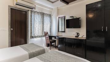 Deluxe Double Room, Balcony, Park View | Blackout curtains, iron/ironing board, free WiFi