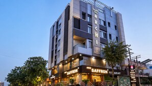 Hotel de diverses plantes amb un restaurant a la planta baixa anomenat 'Saffron'.