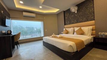 Deluxe Double Room, City View | Desk, laptop workspace, soundproofing, iron/ironing board
