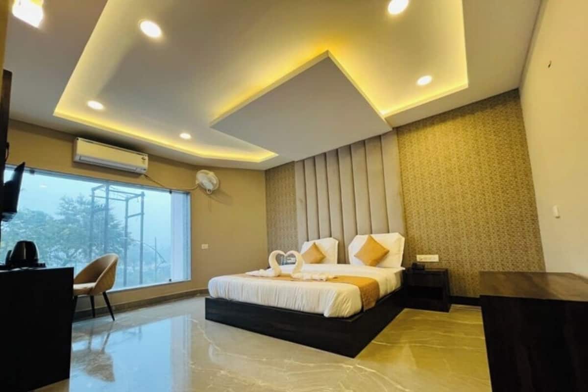 Club Double Room | Desk, laptop workspace, soundproofing, iron/ironing board