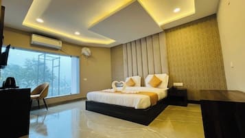 Club Double Room | Desk, laptop workspace, soundproofing, iron/ironing board