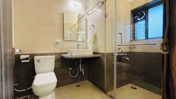 Douche, chaussons, serviettes fournies, savon