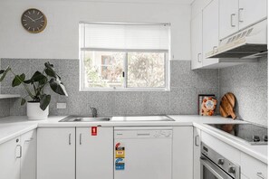 Fridge, microwave, oven, stovetop - Seasalt Byron Bay 4 - 34 Cavvanbah Street (Byron)