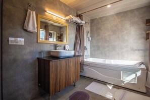 Familiekamer | Badkamer | Een douche, gratis toiletartikelen, handdoeken, zeep