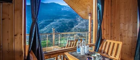 Habitación Deluxe, vistas a la montaña | Espacio para trabajar con un portátil y wifi gratis