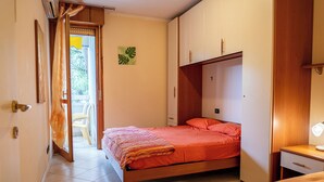 Ein Schlafzimmer mit einem Bett, einem Schreibtisch und einem Kleiderschrank.