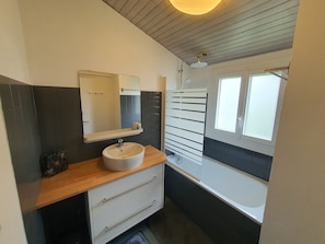 Towels, soap, toilet paper - Cosy, air-conditioned apartment near the Casteljaloux Spa 5min from CenterParcs (Casteljaloux)