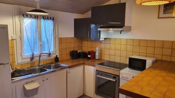 Micro-ondes, four, plaque de cuisson