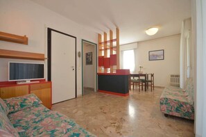 TV - Charming apartment for five guests near the beach (Bibione Pineda)