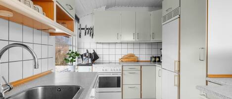 Fridge, microwave, dishwasher, cookware/dishes/utensils