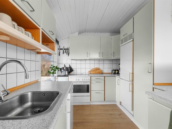 Kühlschrank, Mikrowelle, Geschirrspüler, Kochgeschirr/Geschirr/Besteck