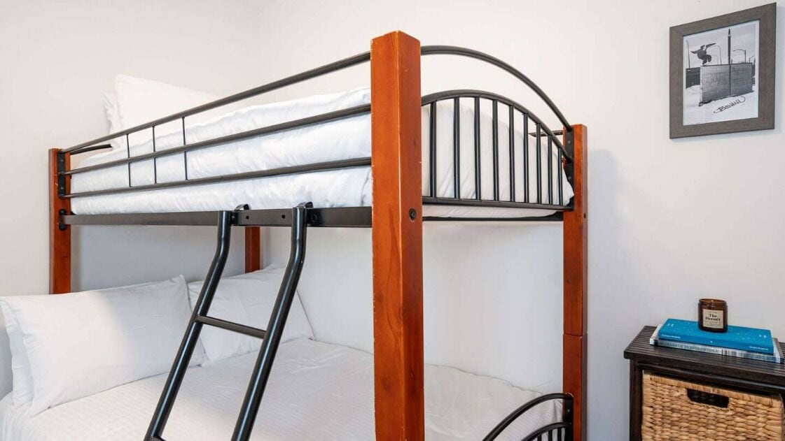 3 makuuhuonetta, silitysrauta/-lauta, ilmainen Wi-Fi, vuodevaatteet