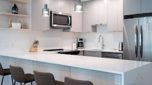 Geladeira, micro-ondas, fogão, cooktop